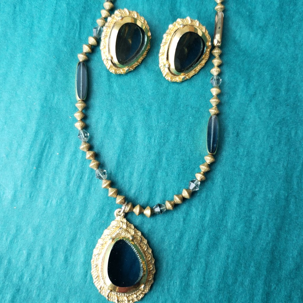 2/20$ Vintage Gold Tone And Transparent Glass Necklace And Clip On Earri